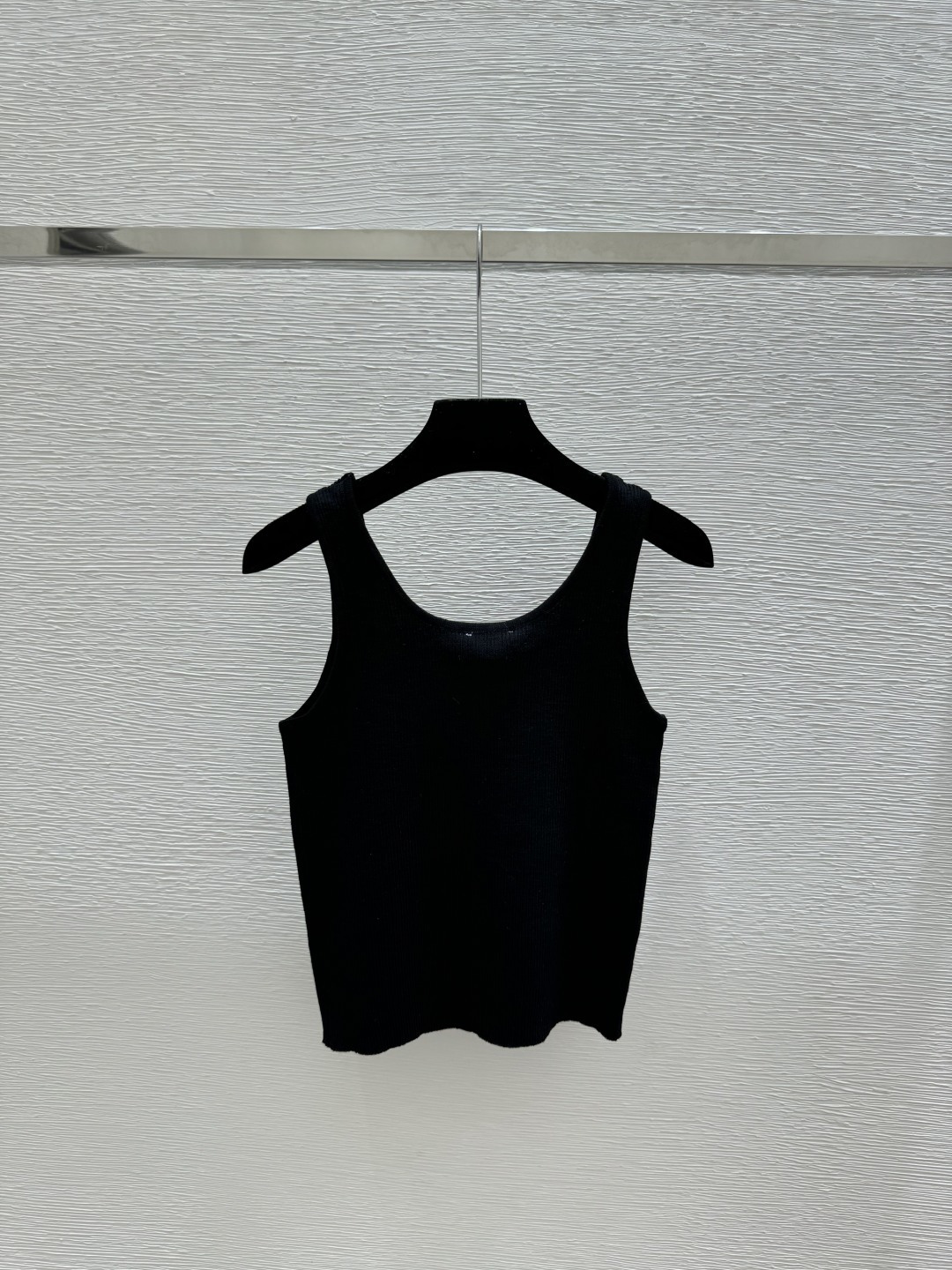 🆕CH家🆕 早春新款 纯色钉珠圆领针织背心颜色：白色 黑色尺码：36.38.40