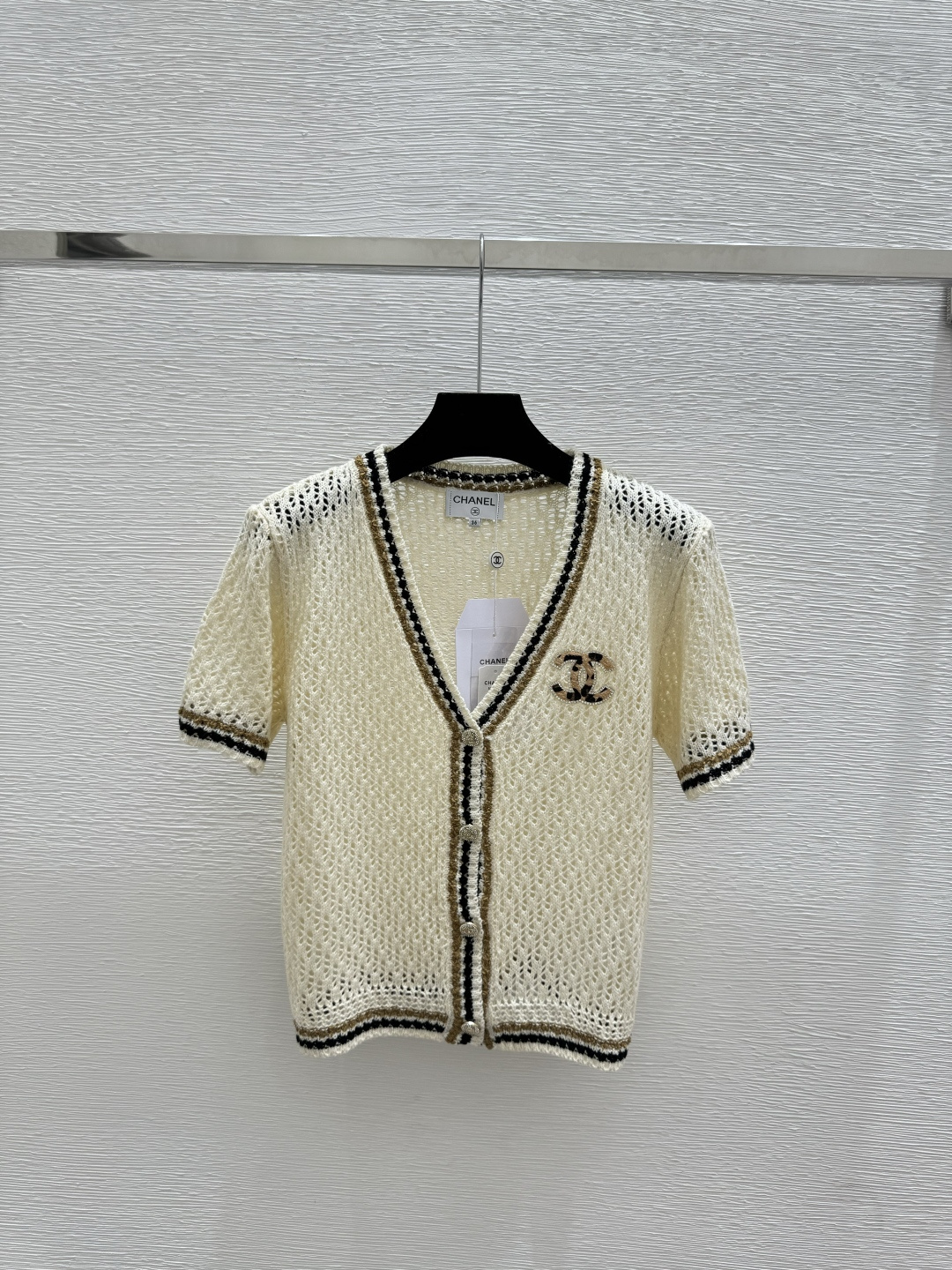 🆕CH家🆕 早春新款 撞色镂空V领针织短袖开衫颜色：白色尺码：36.38.40