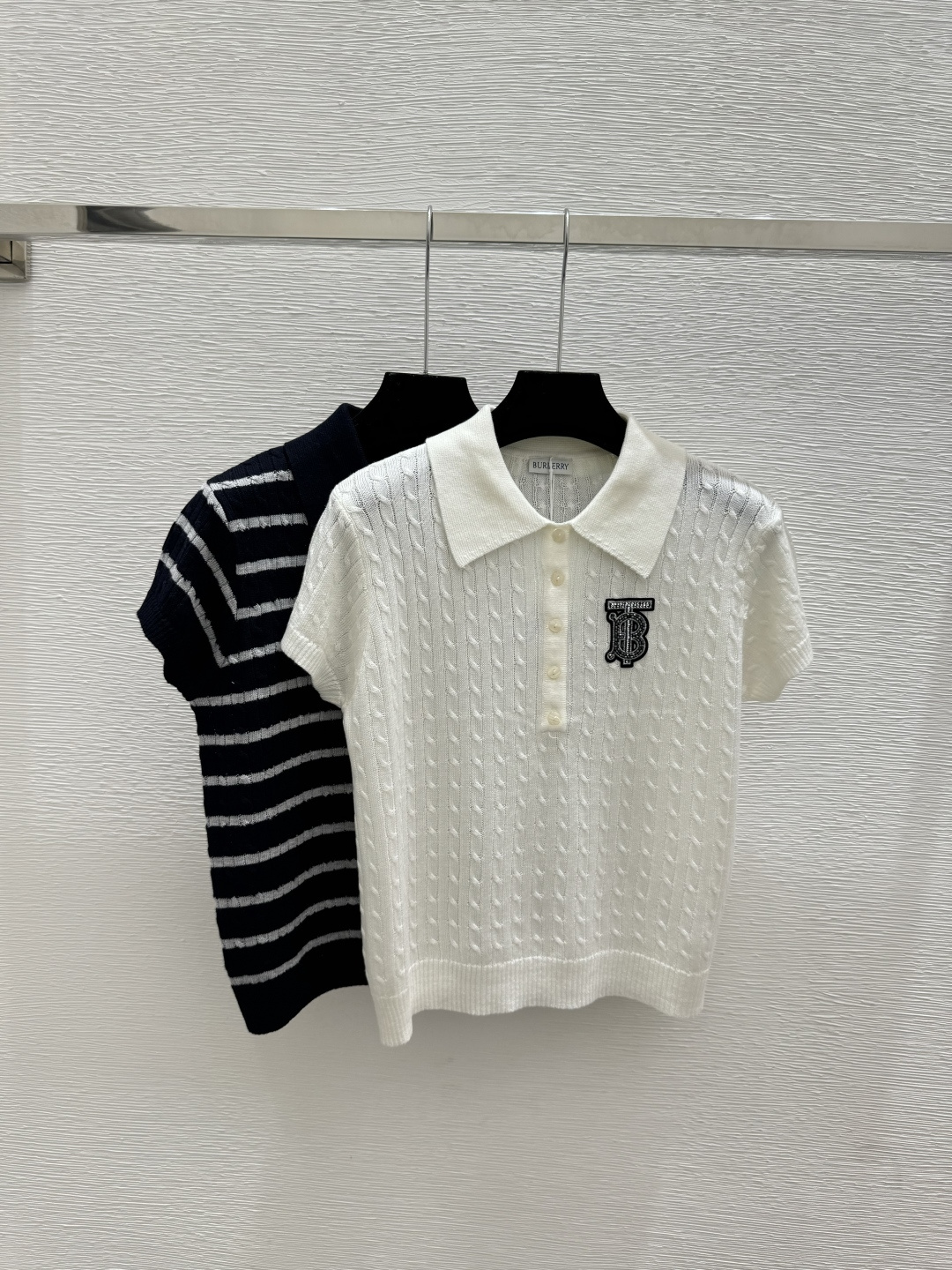 🆕BU家🆕 早春新款 撞色条纹翻领针织短袖颜色：白色 黑色尺码：36.38.40