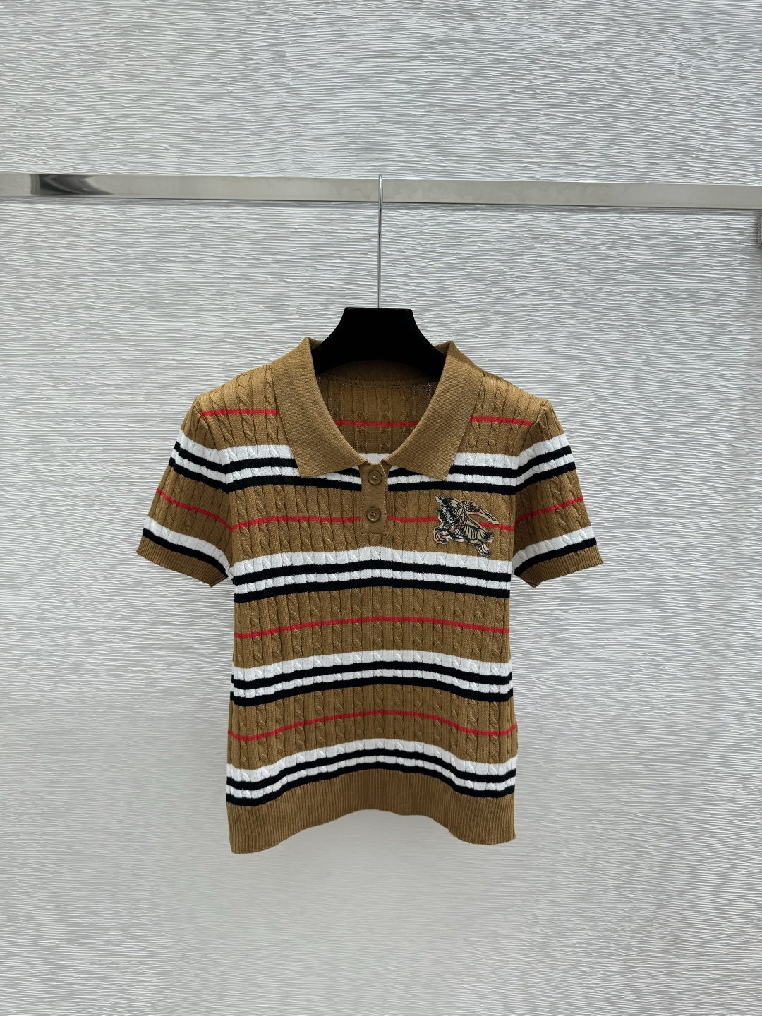 🆕BU家🆕 早春新款 撞色条纹翻领针织短袖颜色：卡其 白色尺码：36.38.40