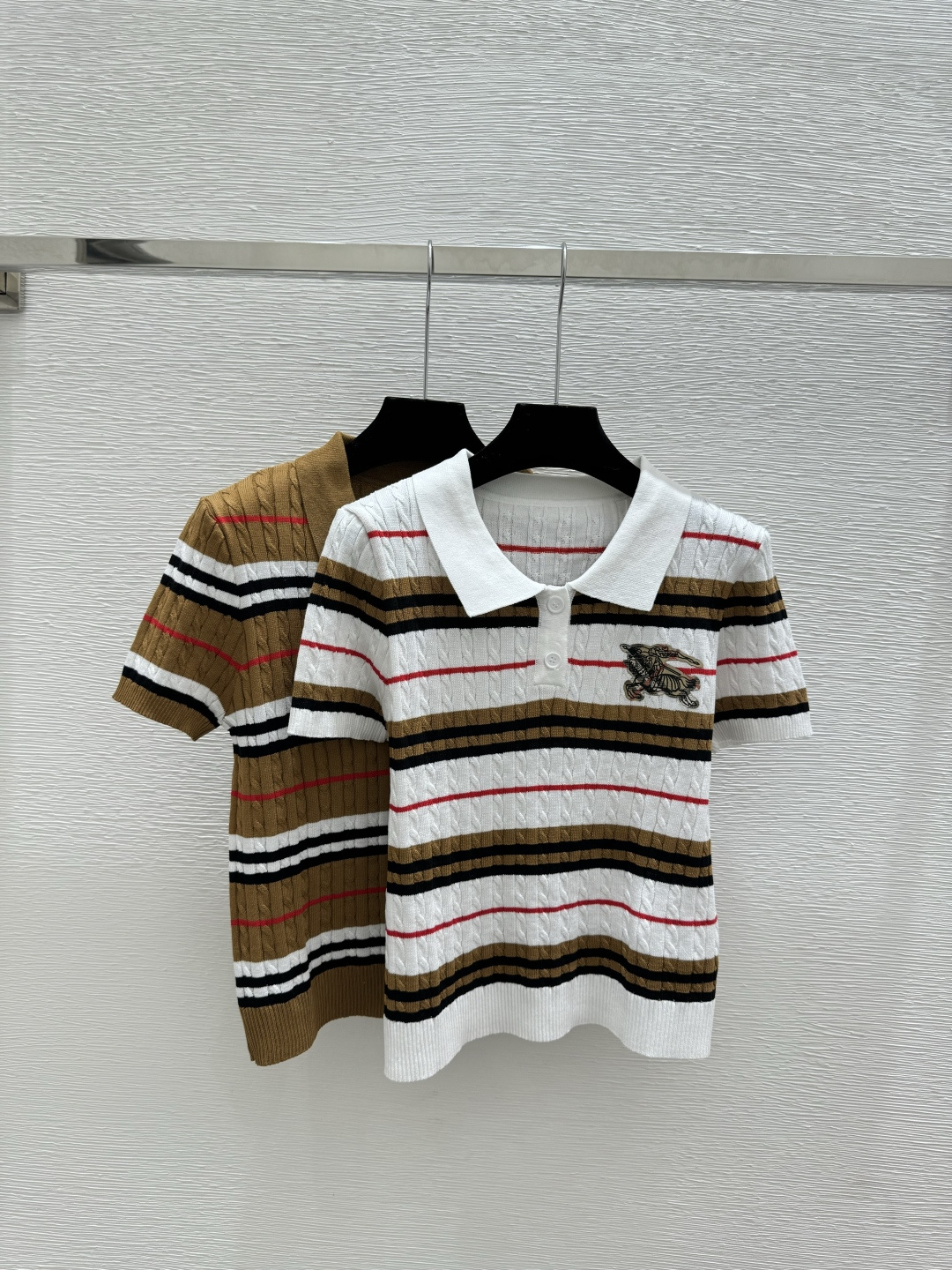 🆕BU家🆕 早春新款 撞色条纹翻领针织短袖颜色：卡其 白色尺码：36.38.40