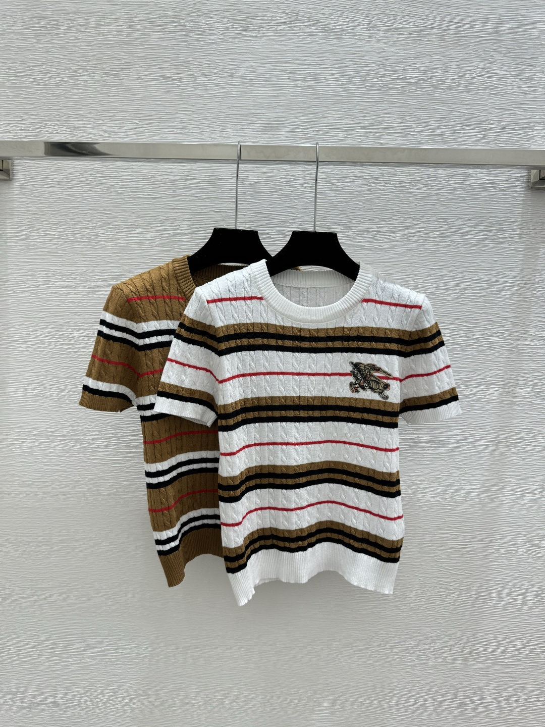 🆕BU家🆕 早春新款 撞色条纹圆领针织短袖颜色：白色 卡其尺码：36.38.40