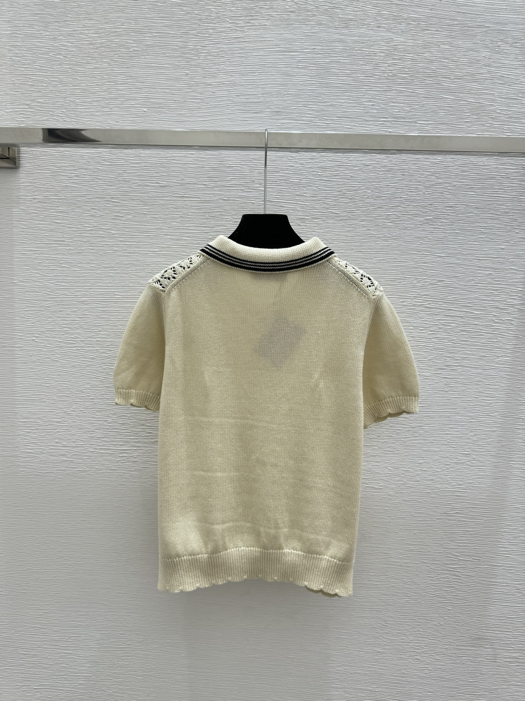 🆕M家🆕 早春新款 撞色翻领镂空针织短袖颜色：黑色 杏色尺码：36.38.40