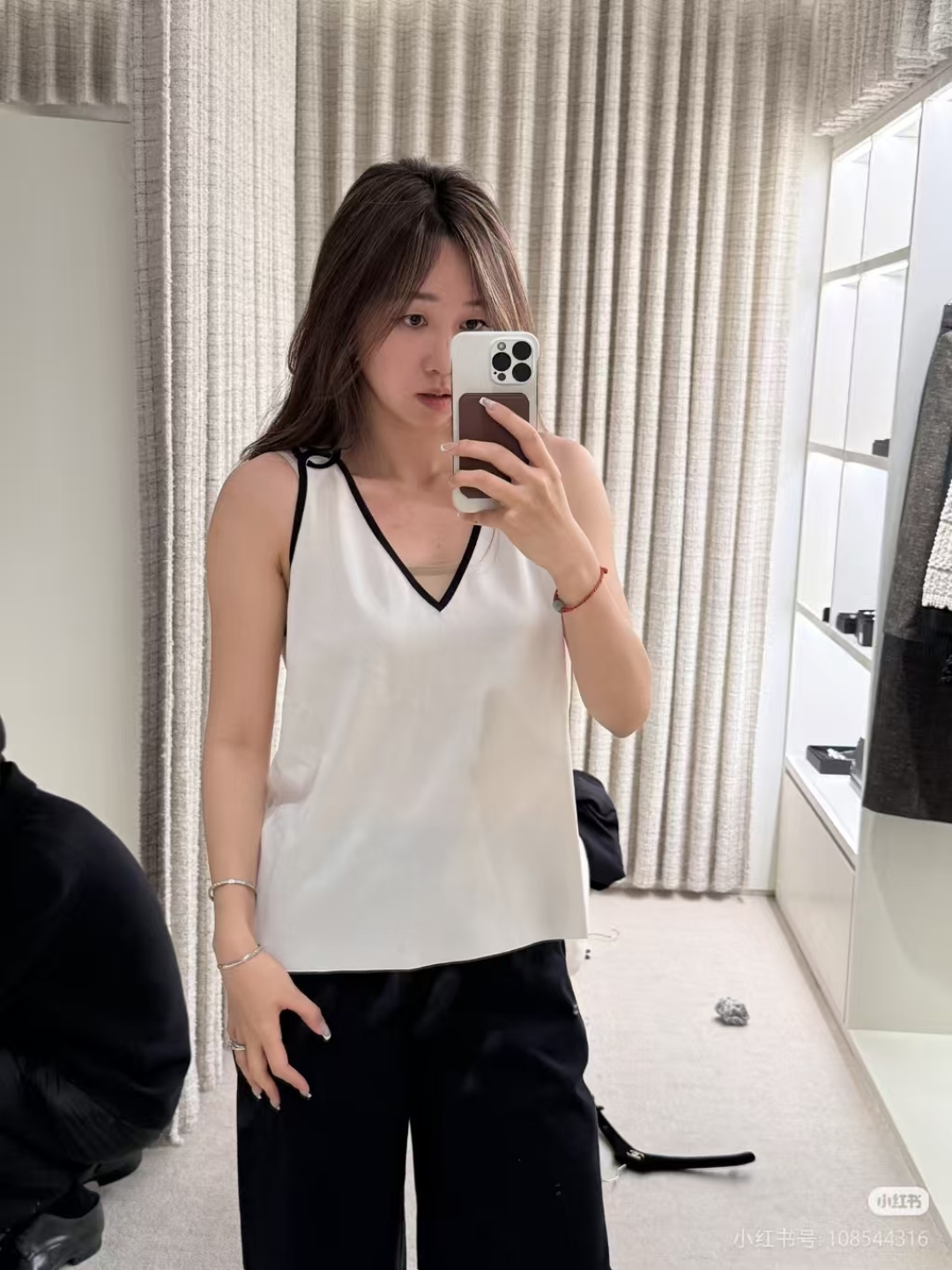 🆕CH家🆕 早春新款 撞色简约V领针织背心颜色：白色 黑色尺码：36.38.40