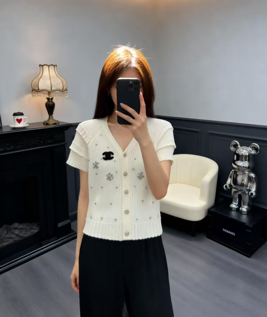 🆕CH家🆕 早春新款 纯色重工钉珠V领针织短袖开衫颜色：白色 尺码：36.38.40