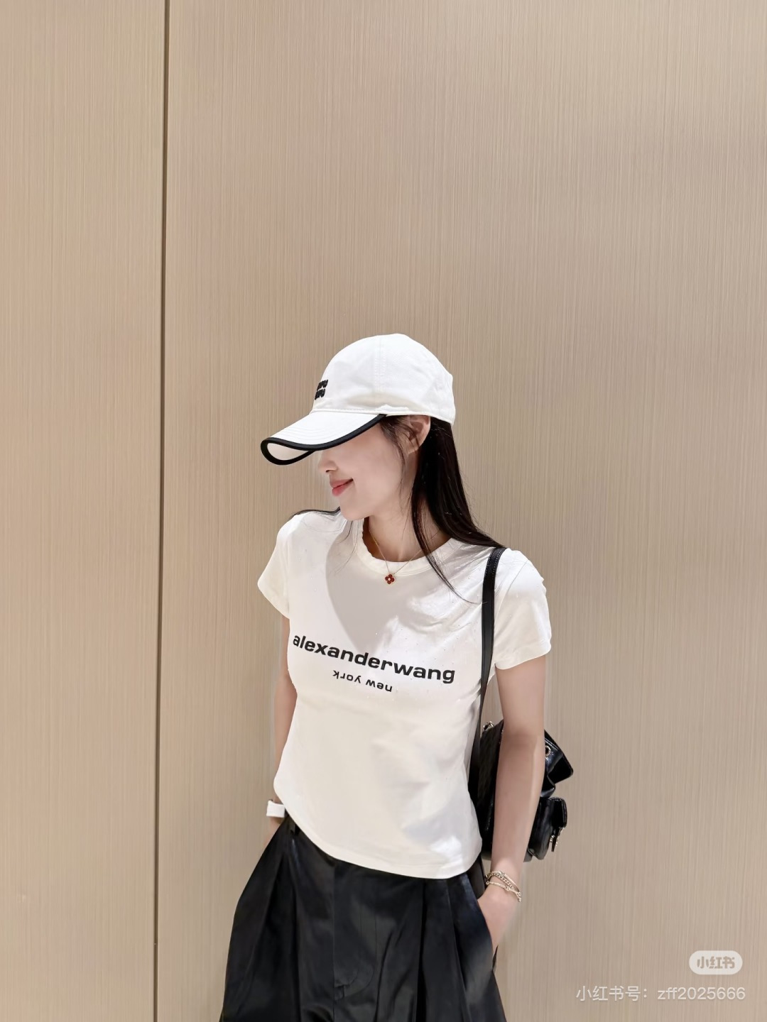 🆕VI家🆕 早春新款 撞色字母烫钻圆领短袖颜色：白色 粉色 黑色尺码：36.38.40