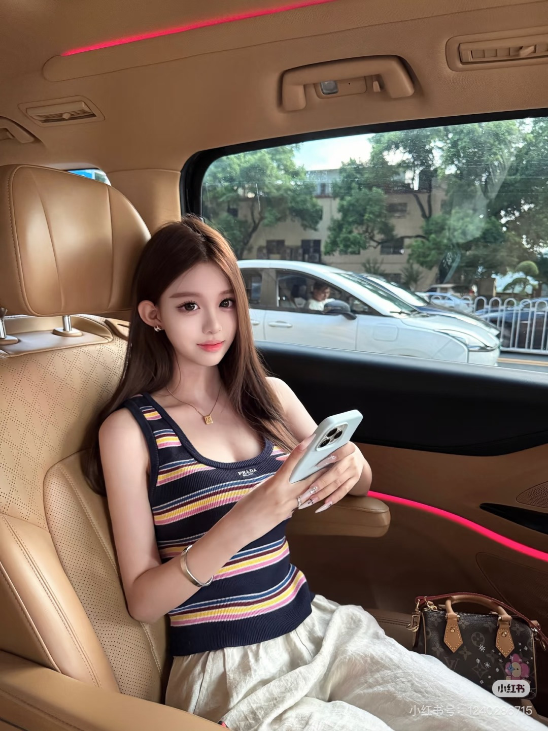 🆕P家🆕 早春新款 撞色条纹圆领针织背心颜色：宝蓝尺码：36.38.40