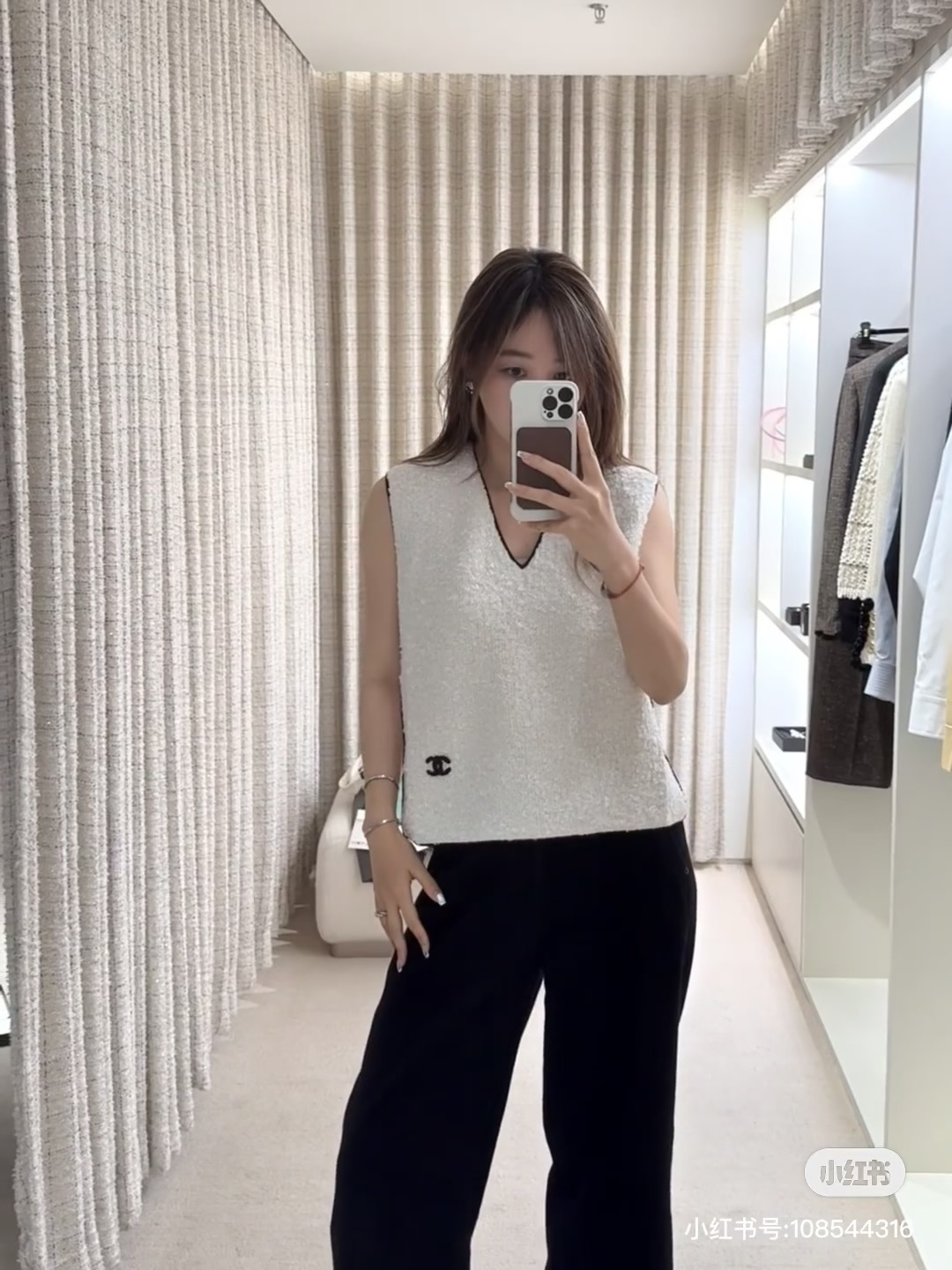 🆕CH家🆕 早春新款 纯色简约V领针织背心颜色：白色 黑色尺码：36.38.40