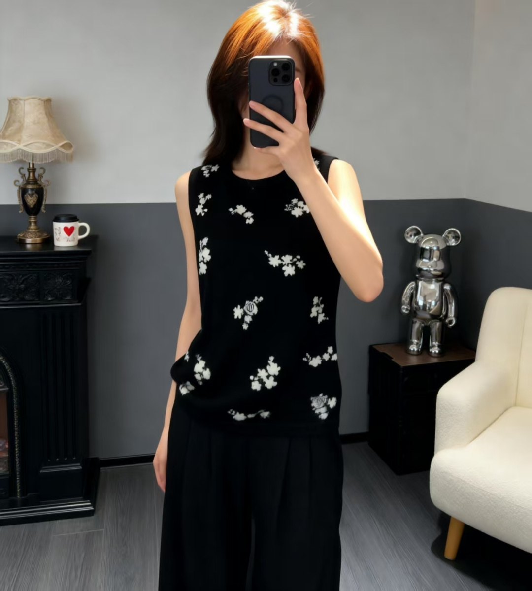 🆕CH家🆕 早春新款 撞色花卉圆领针织背心颜色：白色 黑色尺码：36.38.40