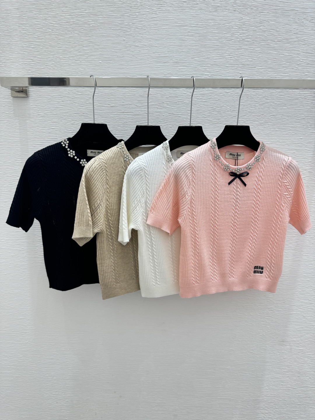🆕m家🆕 春夏季新款 蝴蝶结装饰针织短袖颜色：粉色 白色 燕麦色 黑色尺码：36.38.40