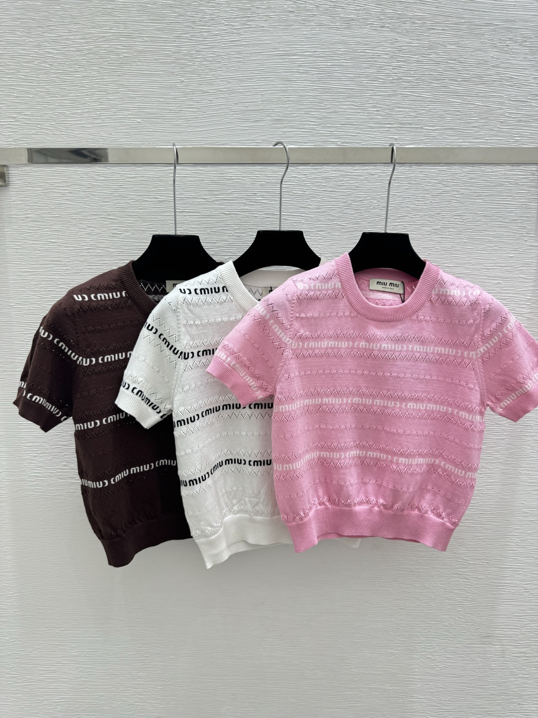 🆕m家🆕 春夏季新款 字母条纹针织短袖颜色：粉色 白色 咖啡色尺码：36.38.40