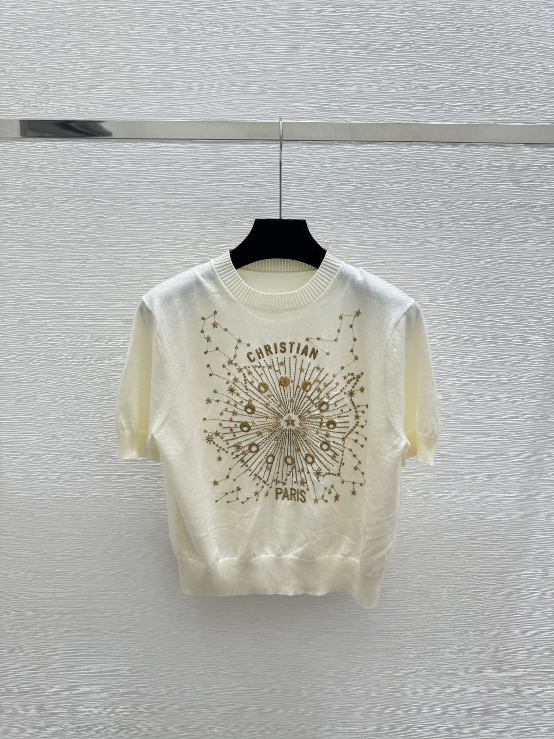 🆕D家🆕 春夏季新款 星座刺绣针织短袖颜色：白色尺码：36.38.40