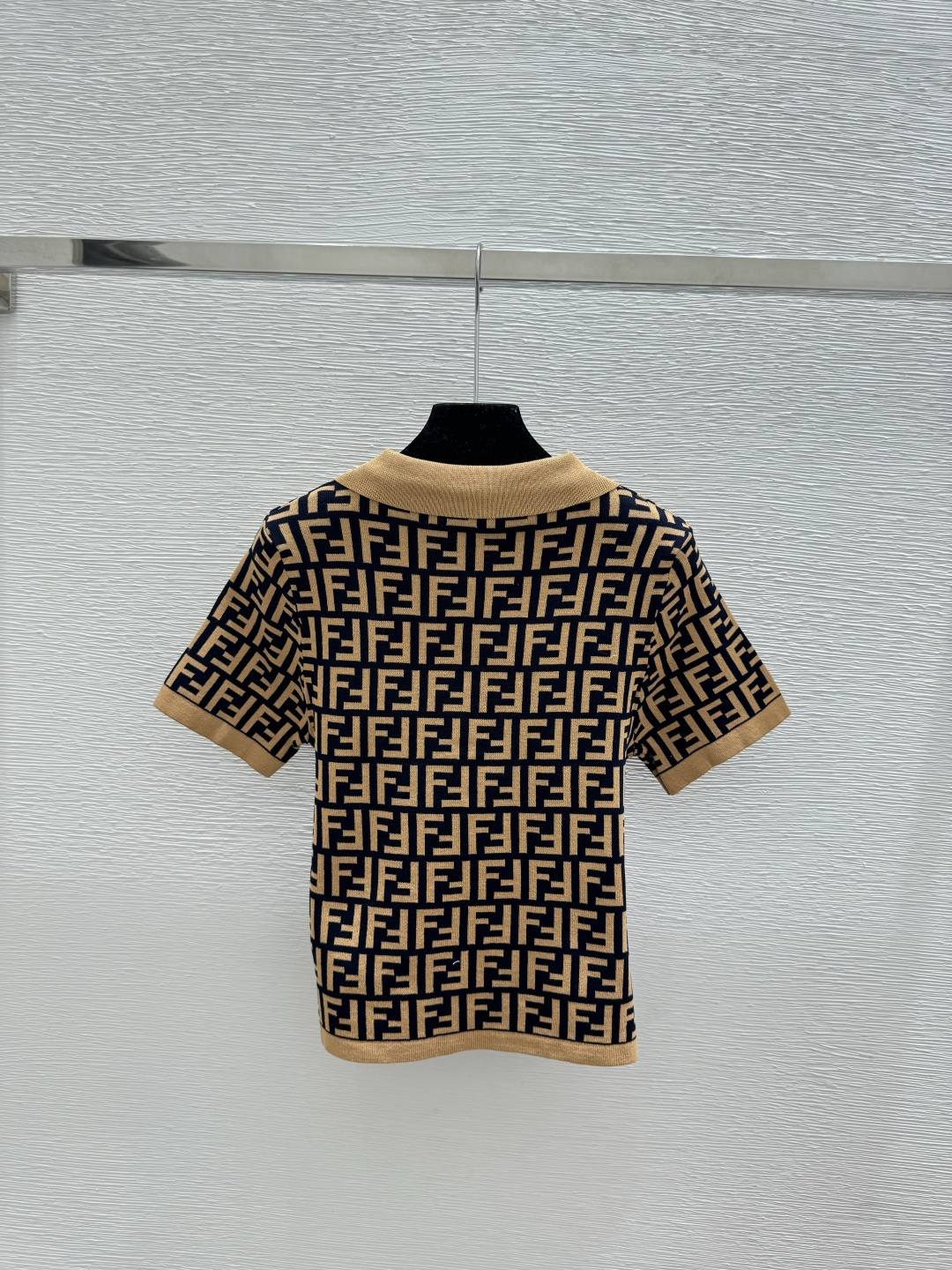 🆕F家🆕 早春新款 撞色老花字母翻领针织短袖颜色：卡其 宝蓝尺码：36.38.40