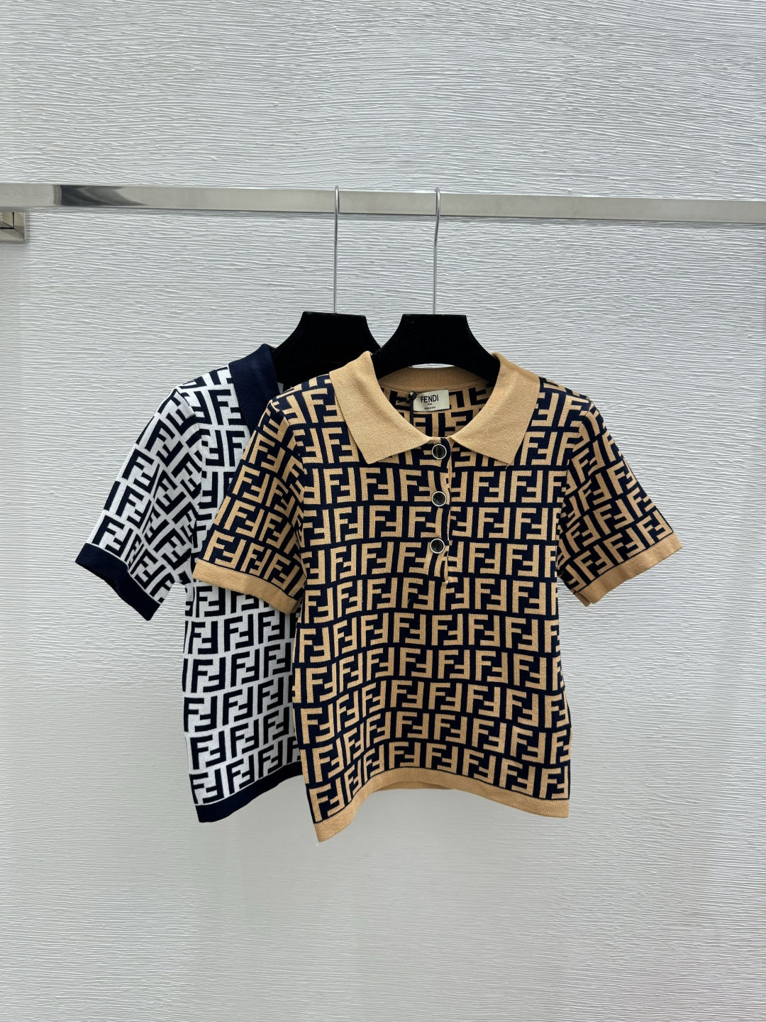 🆕F家🆕 早春新款 撞色老花字母翻领针织短袖颜色：卡其 宝蓝尺码：36.38.40