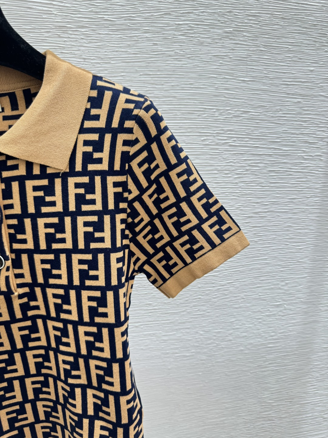 🆕F家🆕 早春新款 撞色老花字母翻领针织短袖颜色：卡其 宝蓝尺码：36.38.40