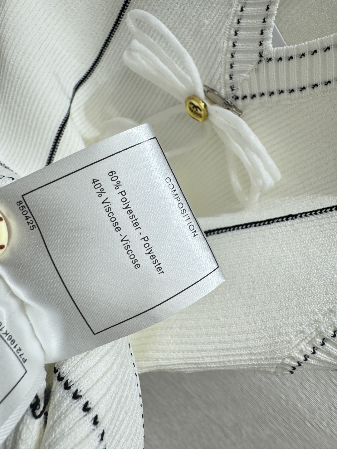 🆕CH家🆕 早春新款 撞色蝴蝶结V领针织背心颜色：白色 尺码：36.38.40