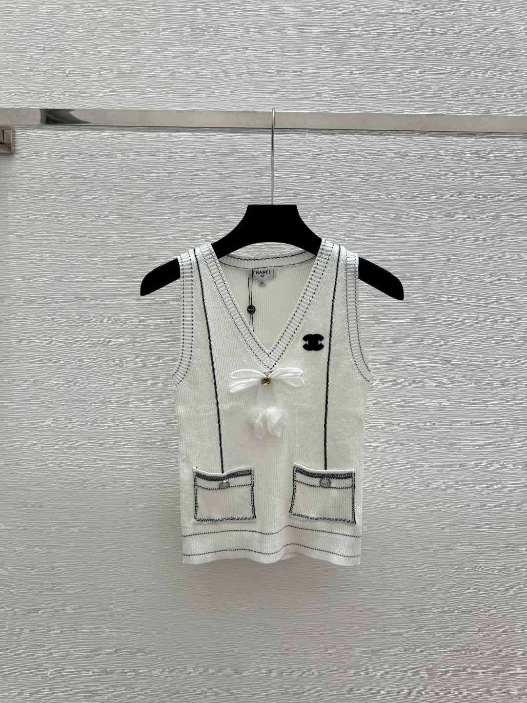 🆕CH家🆕 早春新款 撞色蝴蝶结V领针织背心颜色：白色 尺码：36.38.40