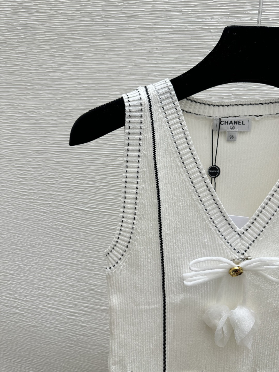 🆕CH家🆕 早春新款 撞色蝴蝶结V领针织背心颜色：白色 尺码：36.38.40