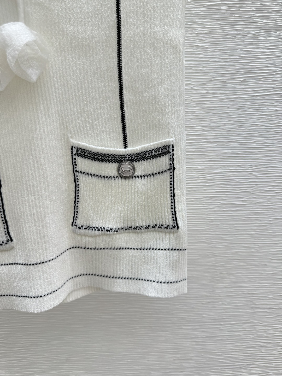 🆕CH家🆕 早春新款 撞色蝴蝶结V领针织背心颜色：白色 尺码：36.38.40