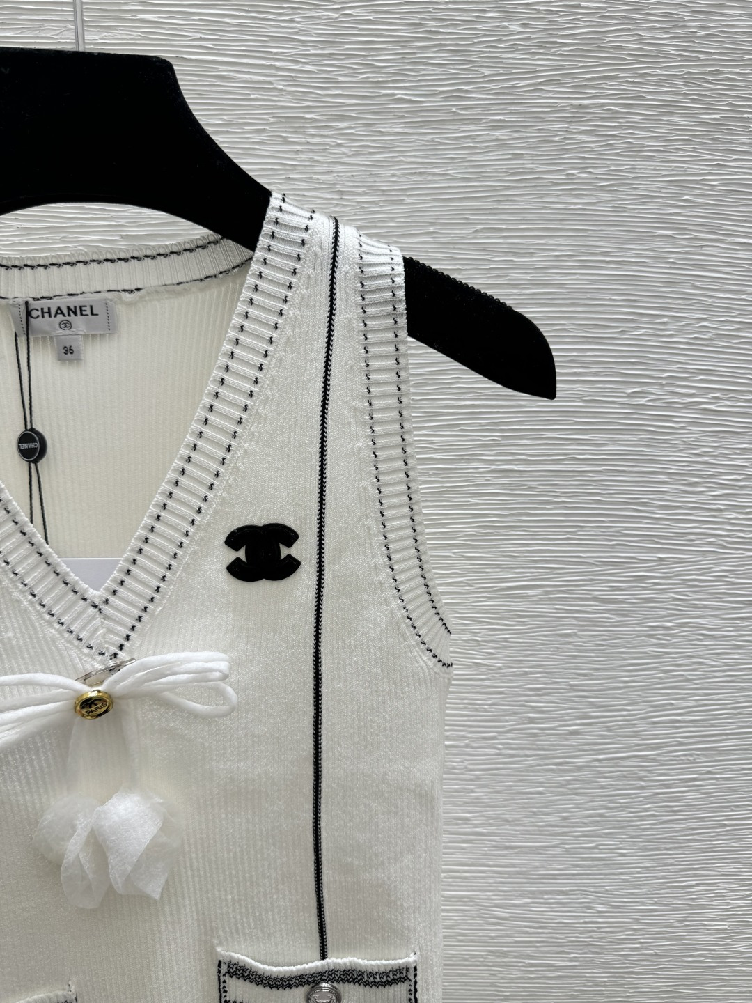 🆕CH家🆕 早春新款 撞色蝴蝶结V领针织背心颜色：白色 尺码：36.38.40