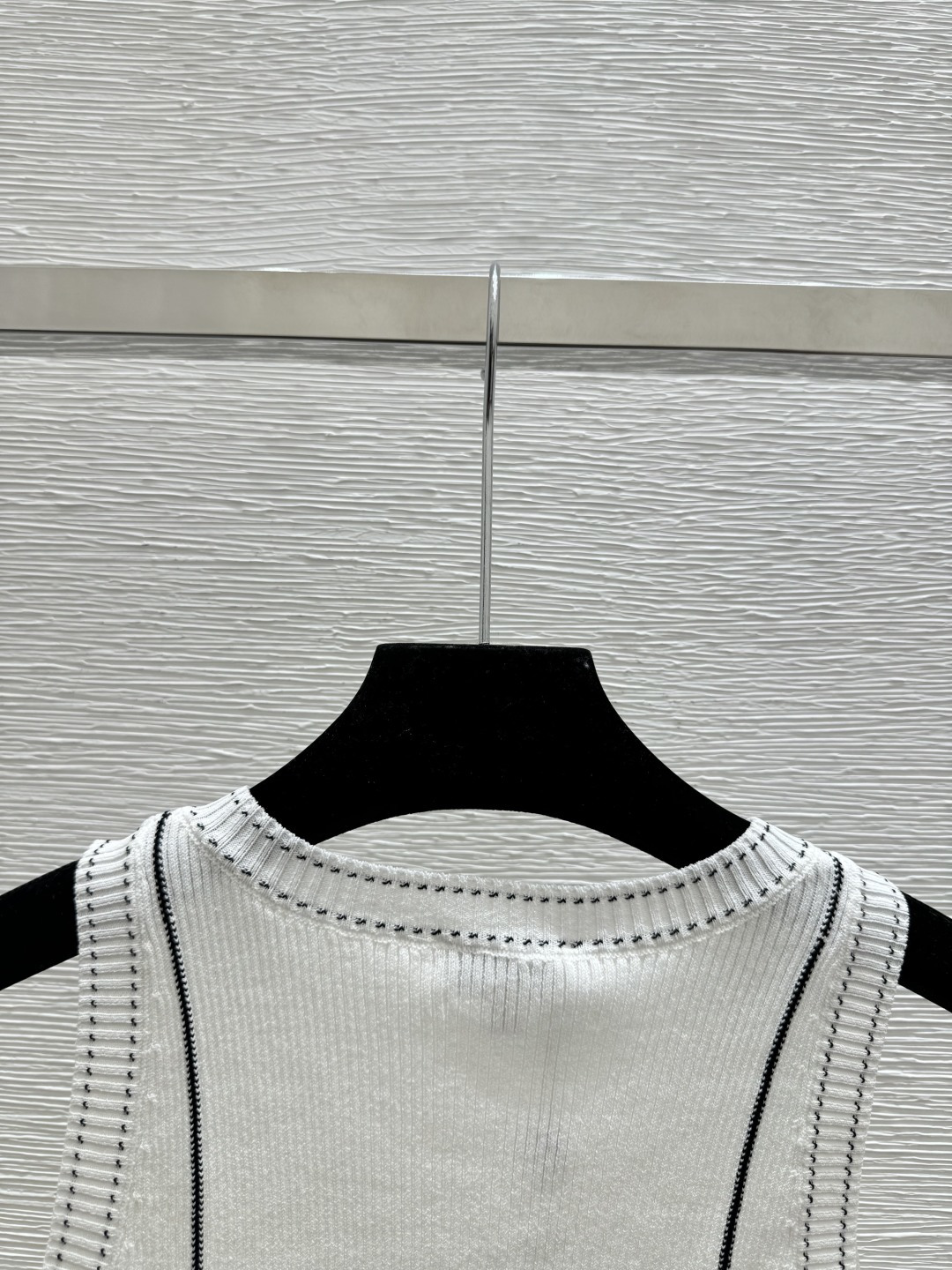 🆕CH家🆕 早春新款 撞色蝴蝶结V领针织背心颜色：白色 尺码：36.38.40