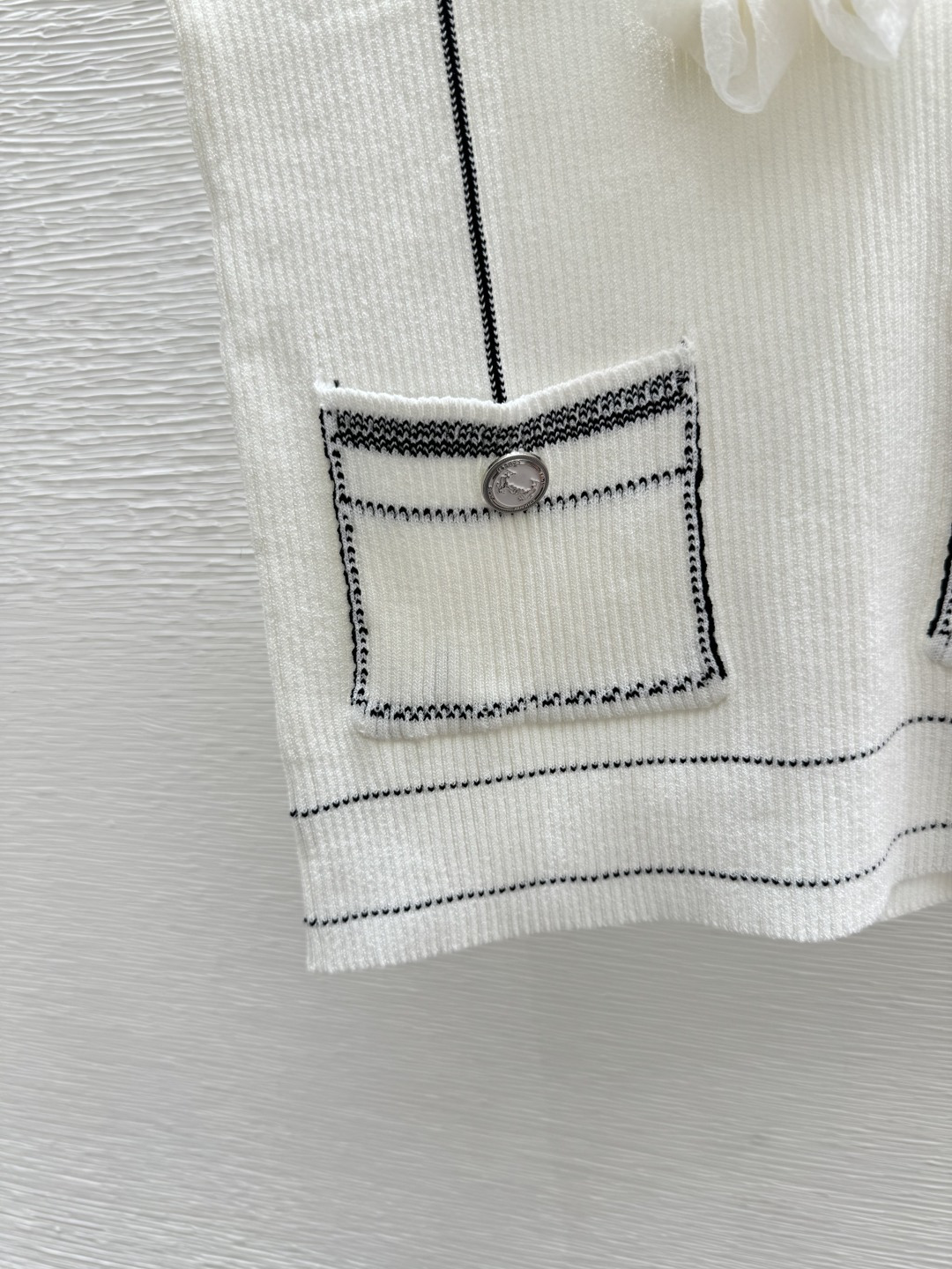 🆕CH家🆕 早春新款 撞色蝴蝶结V领针织背心颜色：白色 尺码：36.38.40