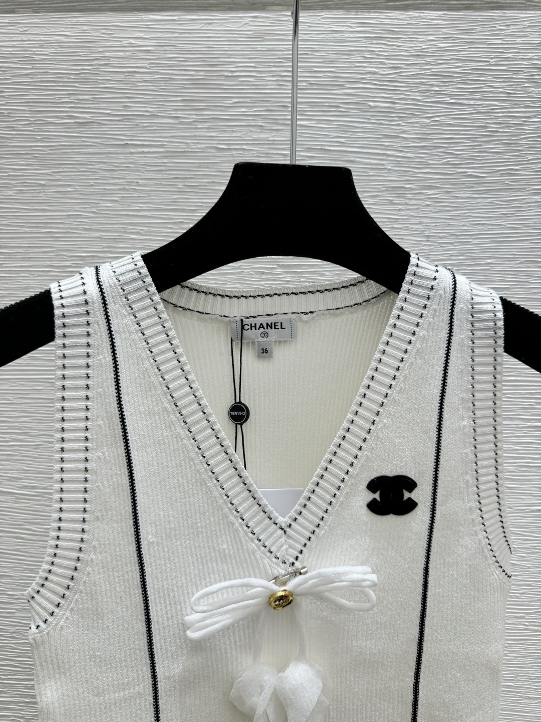 🆕CH家🆕 早春新款 撞色蝴蝶结V领针织背心颜色：白色 尺码：36.38.40