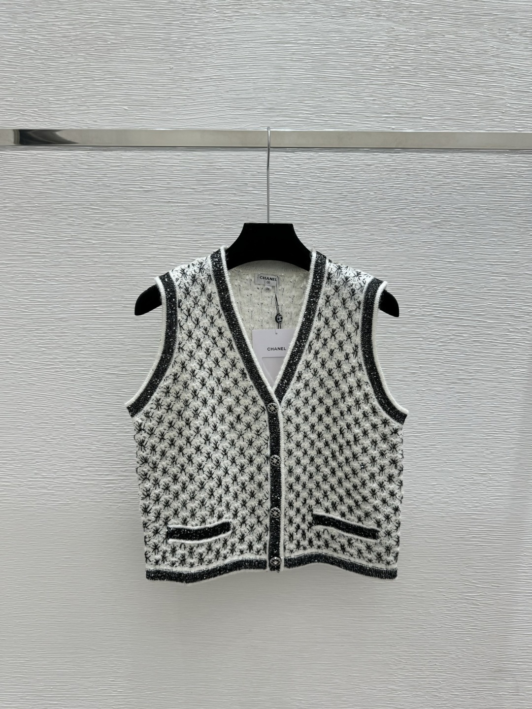 🆕CH家🆕 早春新款 撞色菱格珠片V领针织背心开衫颜色：白色尺码：36.38.40