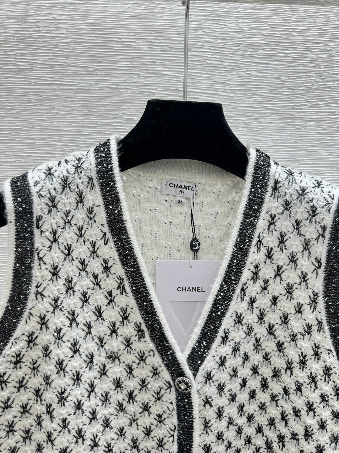 🆕CH家🆕 早春新款 撞色菱格珠片V领针织背心开衫颜色：白色尺码：36.38.40