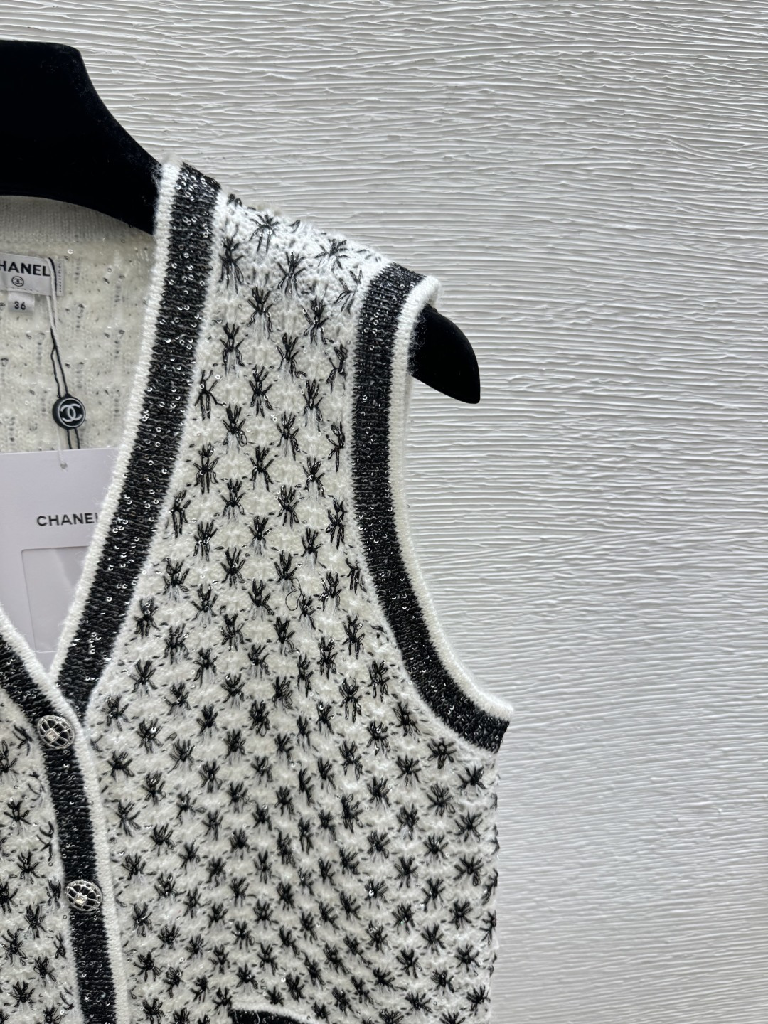 🆕CH家🆕 早春新款 撞色菱格珠片V领针织背心开衫颜色：白色尺码：36.38.40