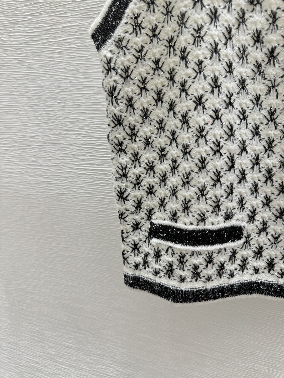 🆕CH家🆕 早春新款 撞色菱格珠片V领针织背心开衫颜色：白色尺码：36.38.40