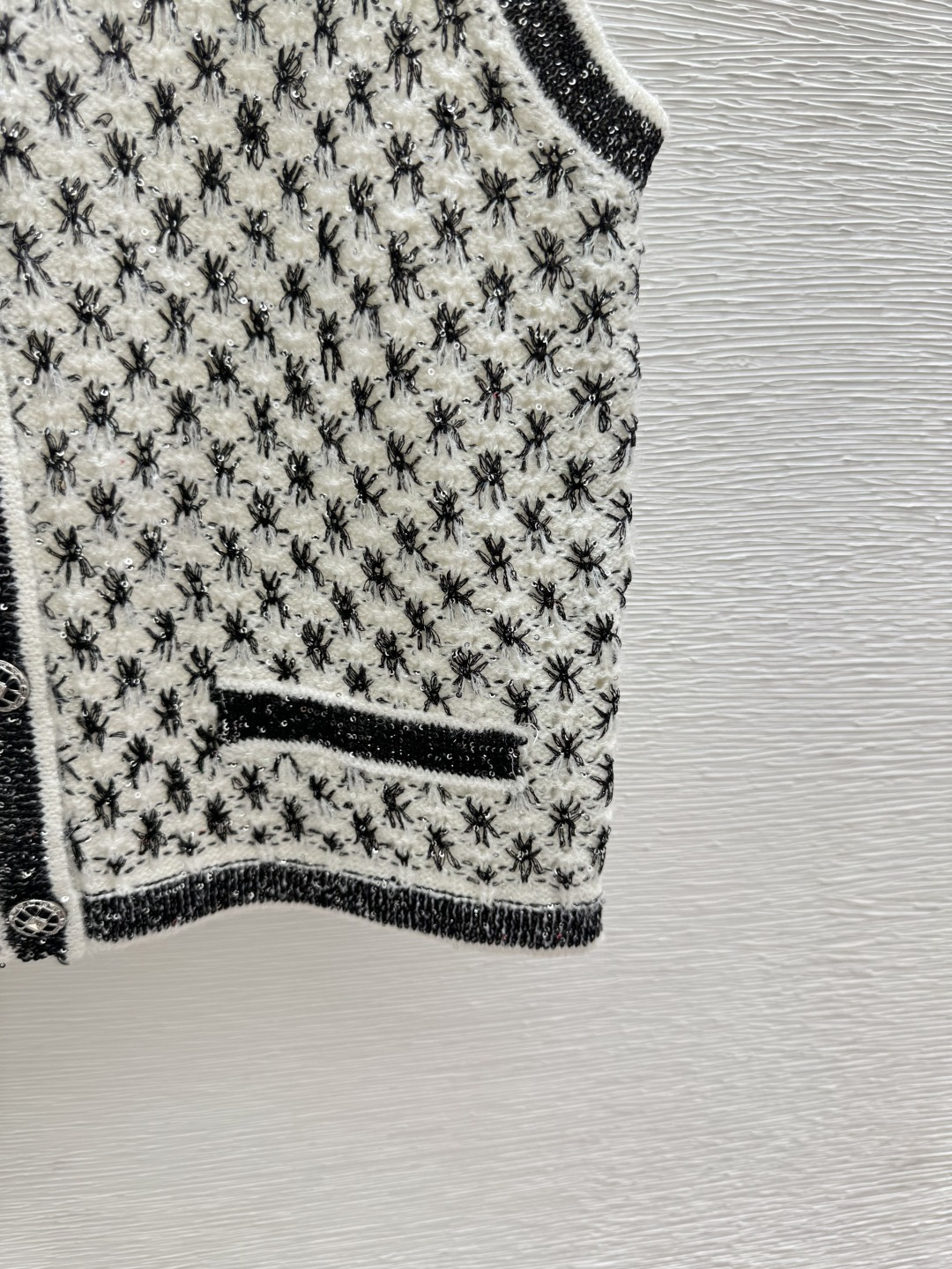 🆕CH家🆕 早春新款 撞色菱格珠片V领针织背心开衫颜色：白色尺码：36.38.40