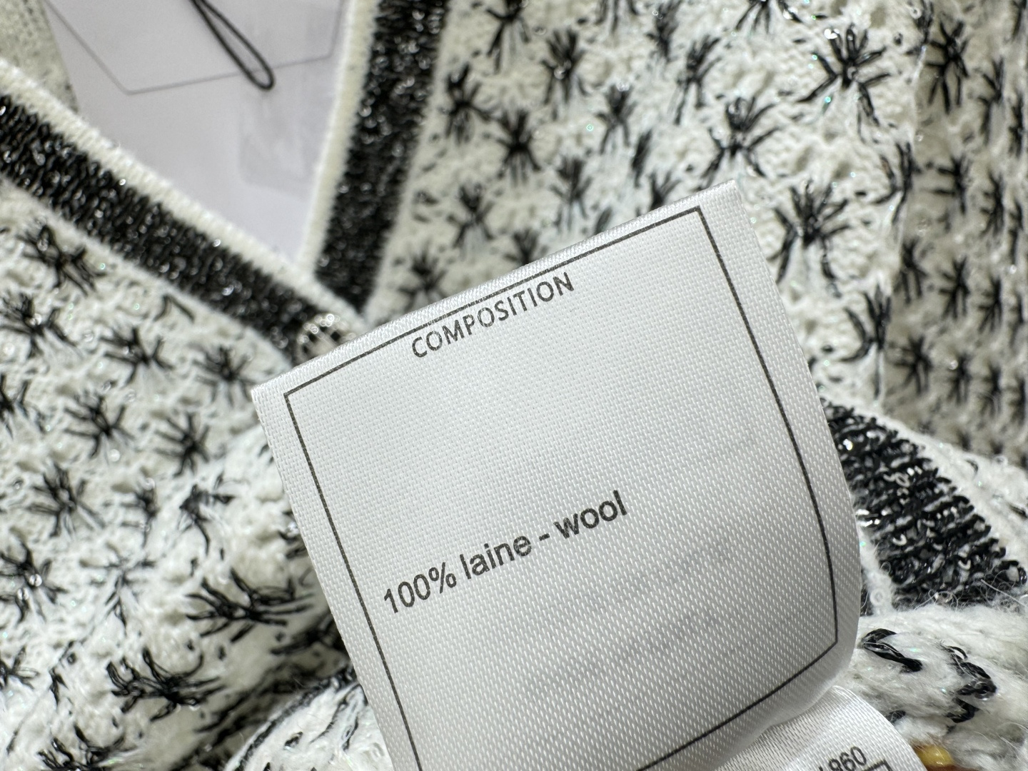 🆕CH家🆕 早春新款 撞色菱格珠片V领针织长袖开衫颜色：白色尺码：36.38.40