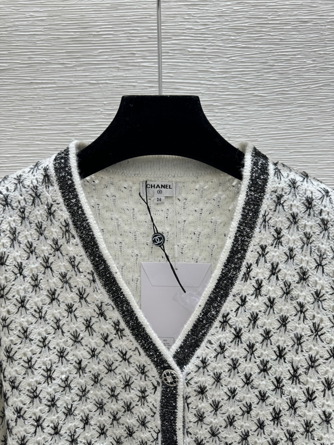 🆕CH家🆕 早春新款 撞色菱格珠片V领针织长袖开衫颜色：白色尺码：36.38.40