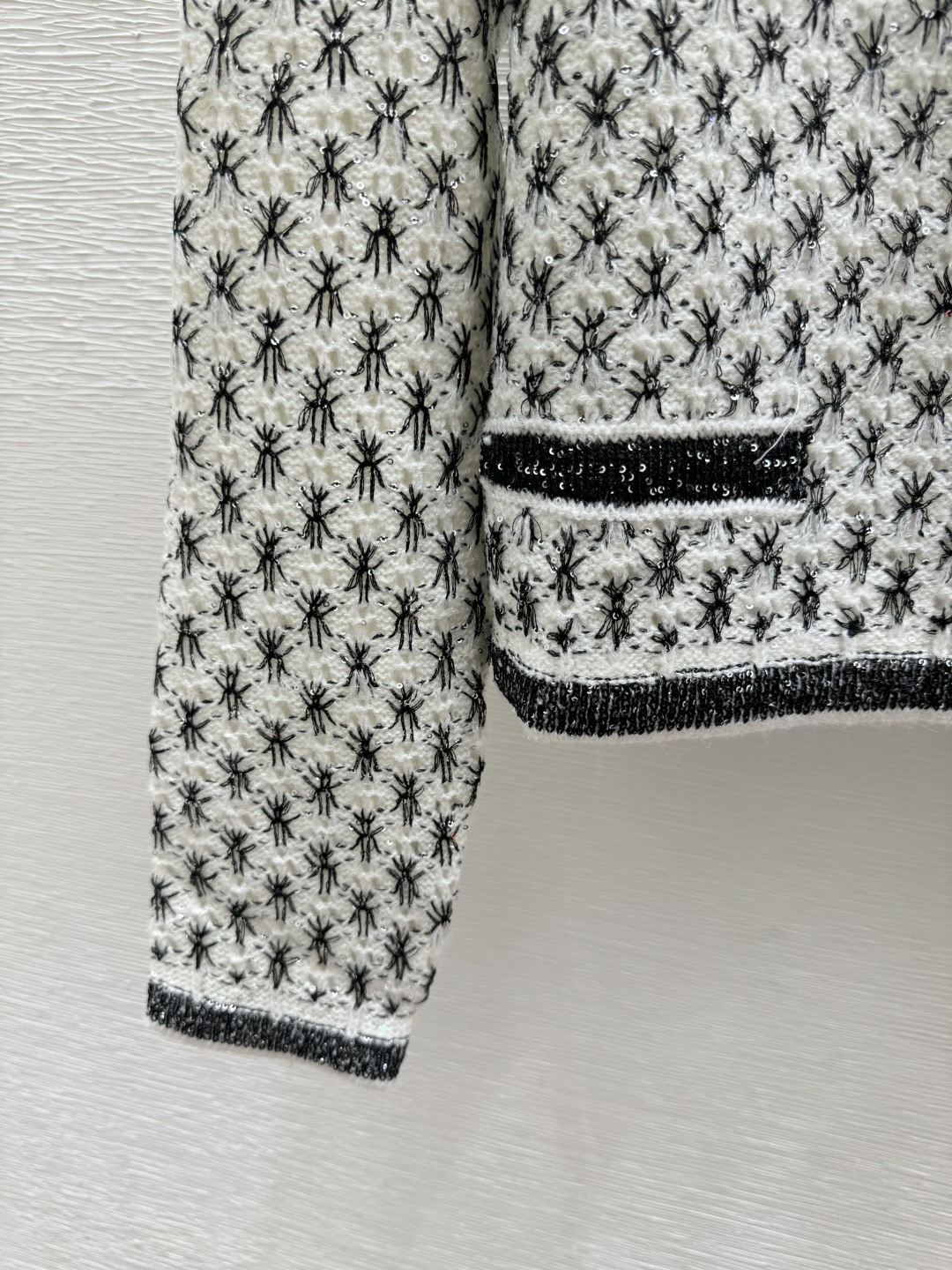 🆕CH家🆕 早春新款 撞色菱格珠片V领针织长袖开衫颜色：白色尺码：36.38.40