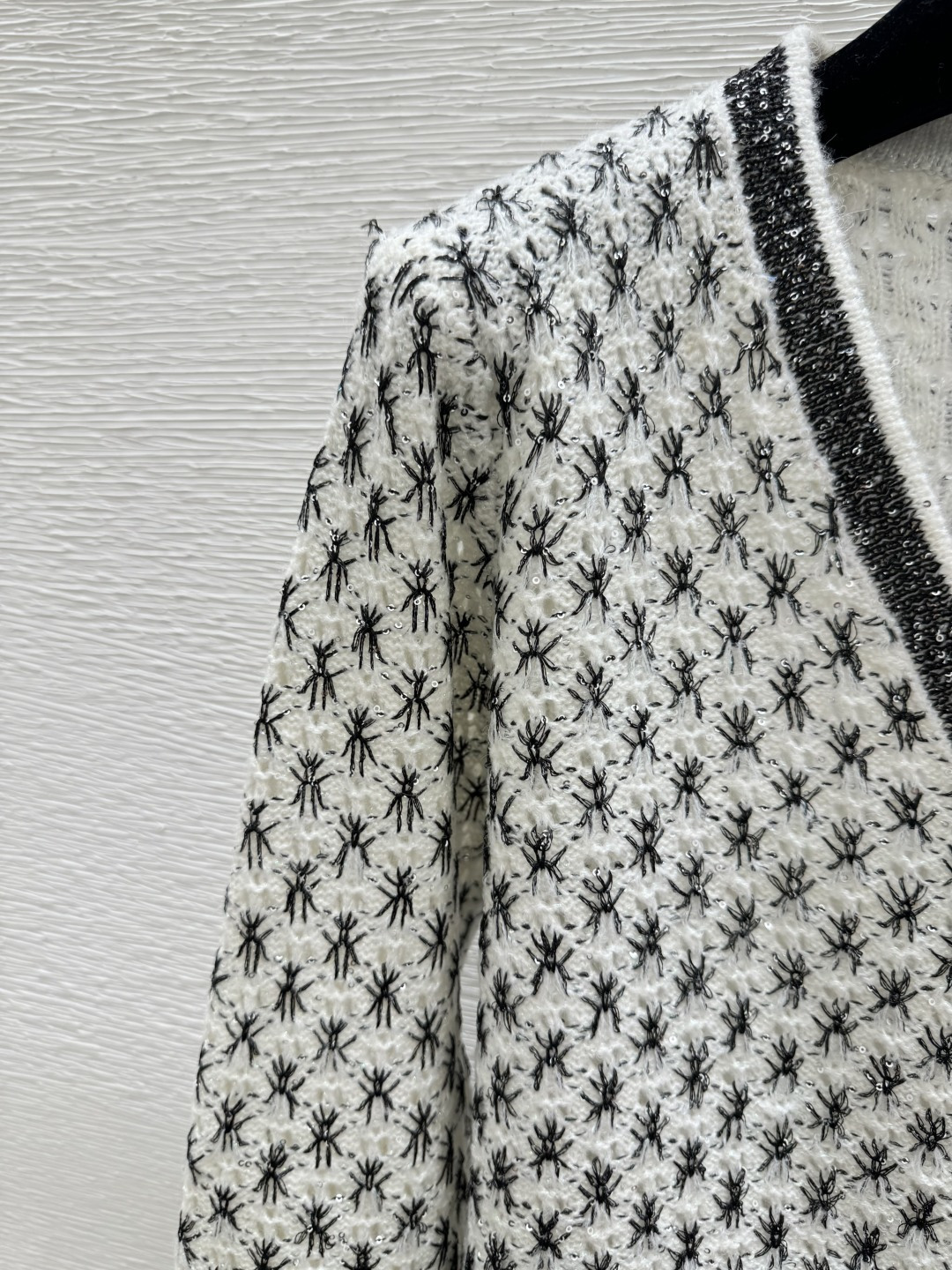 🆕CH家🆕 早春新款 撞色菱格珠片V领针织长袖开衫颜色：白色尺码：36.38.40