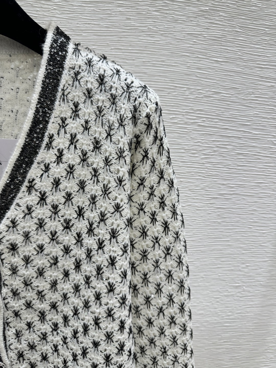 🆕CH家🆕 早春新款 撞色菱格珠片V领针织长袖开衫颜色：白色尺码：36.38.40