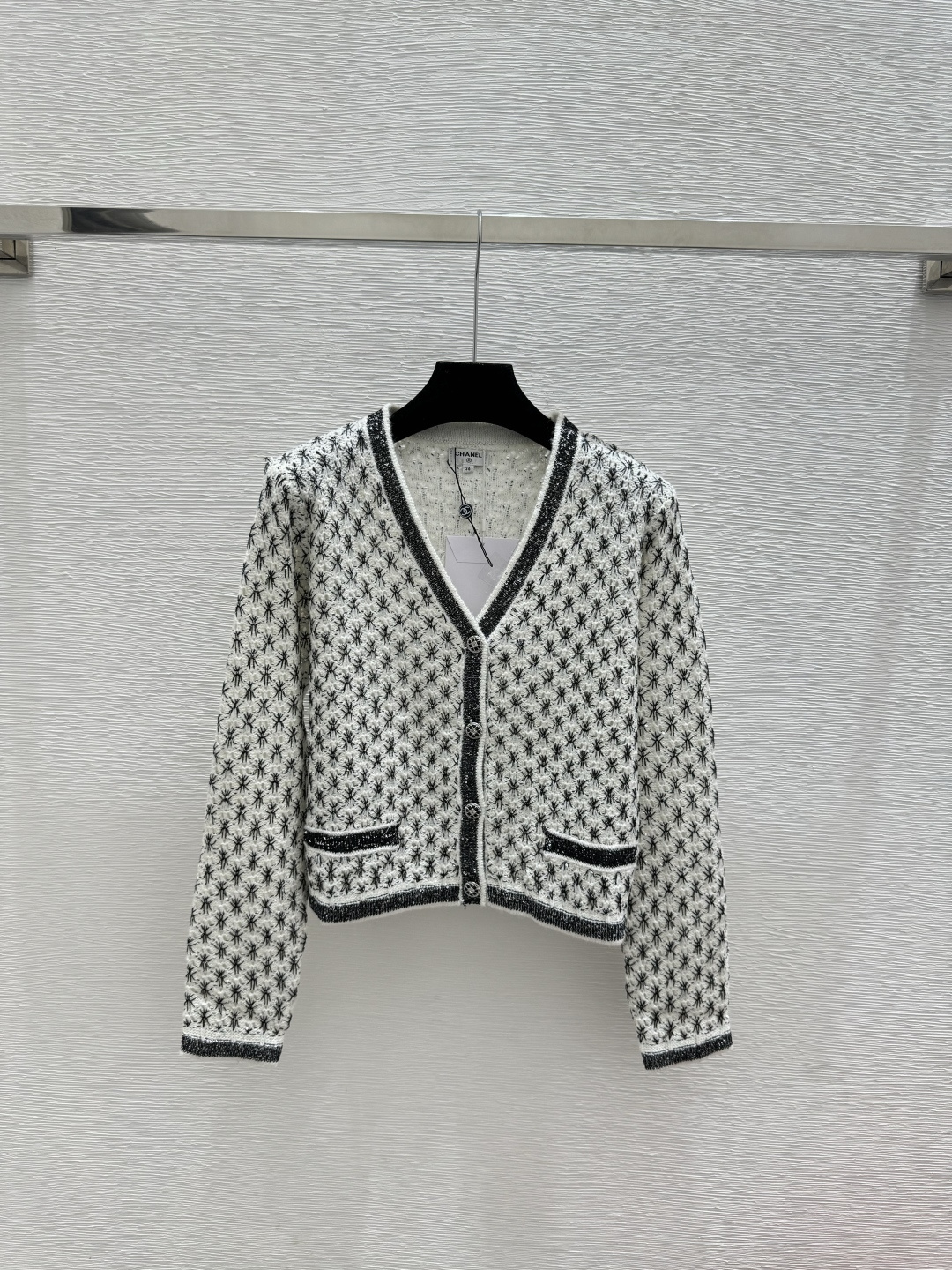 🆕CH家🆕 早春新款 撞色菱格珠片V领针织长袖开衫颜色：白色尺码：36.38.40