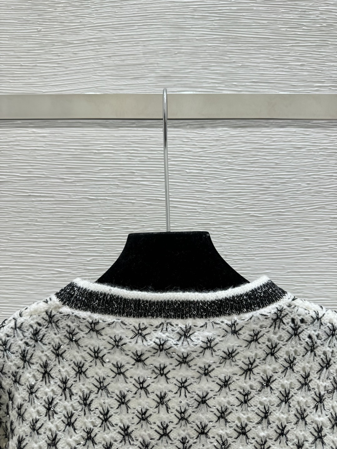 🆕CH家🆕 早春新款 撞色菱格珠片V领针织长袖开衫颜色：白色尺码：36.38.40