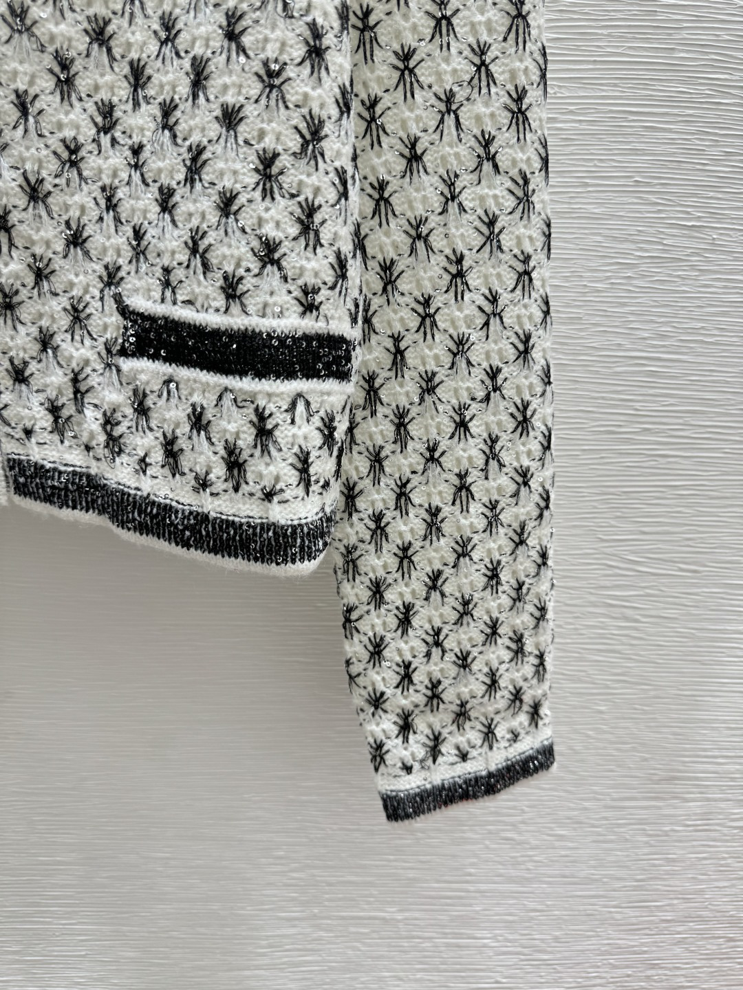 🆕CH家🆕 早春新款 撞色菱格珠片V领针织长袖开衫颜色：白色尺码：36.38.40