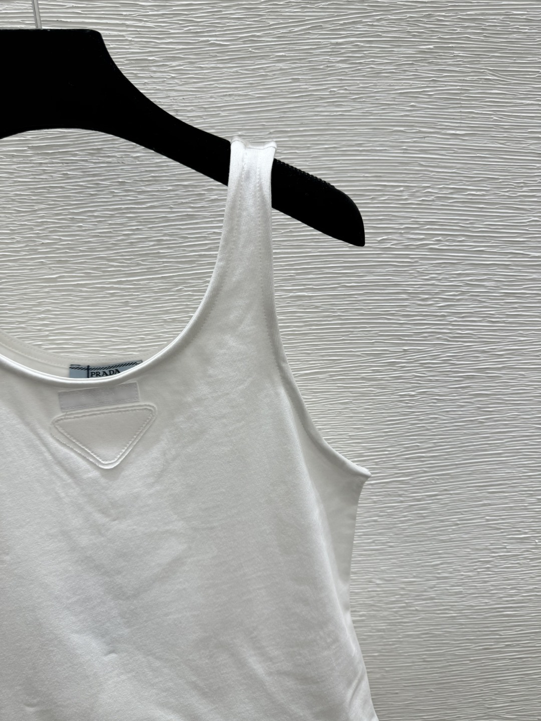 🆕P家🆕 早春新款 纯色简约圆领背心颜色：白色 咖啡尺码：36.38.40