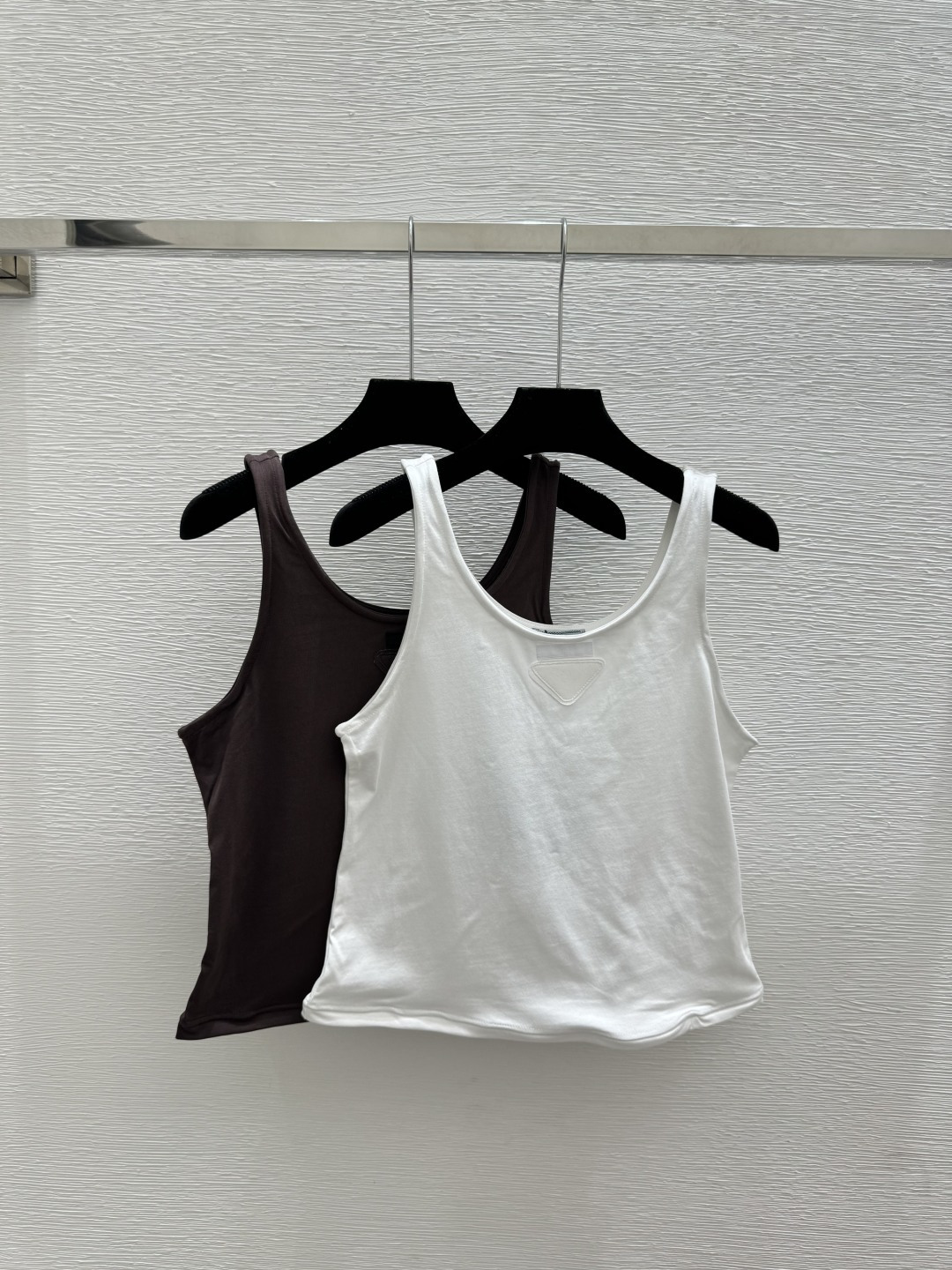 🆕P家🆕 早春新款 纯色简约圆领背心颜色：白色 咖啡尺码：36.38.40