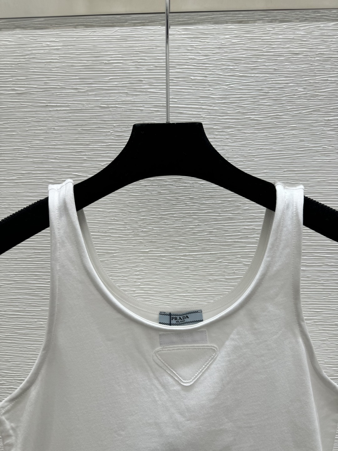 🆕P家🆕 早春新款 纯色简约圆领背心颜色：白色 咖啡尺码：36.38.40