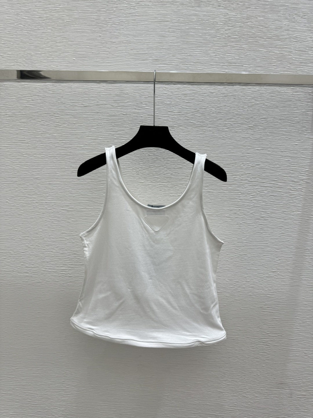 🆕P家🆕 早春新款 纯色简约圆领背心颜色：白色 咖啡尺码：36.38.40