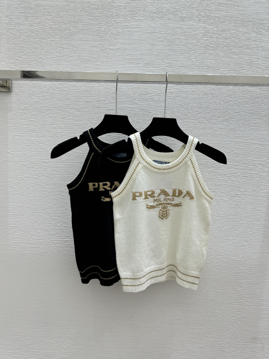 🆕P家🆕 早春新款 撞色字母圆领针织背心颜色：白色 黑色尺码：36.38.40