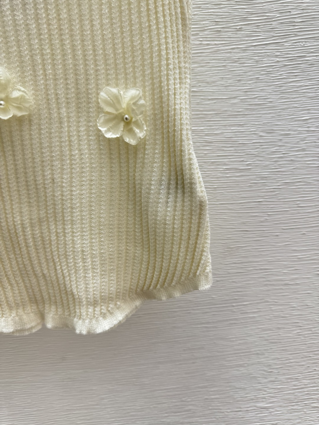 🆕CH家🆕 早春新款 纯色花卉高领针织背心颜色：白色 紫色尺码：36.38.40