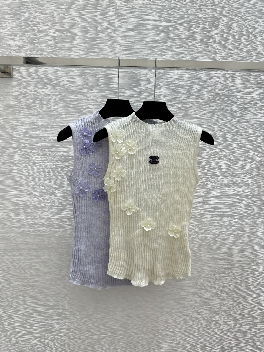 🆕CH家🆕 早春新款 纯色花卉高领针织背心颜色：白色 紫色尺码：36.38.40