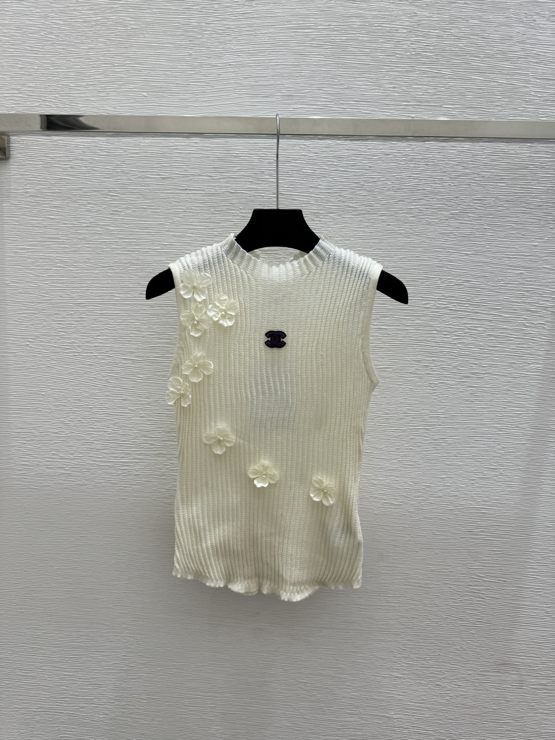 🆕CH家🆕 早春新款 纯色花卉高领针织背心颜色：白色 紫色尺码：36.38.40