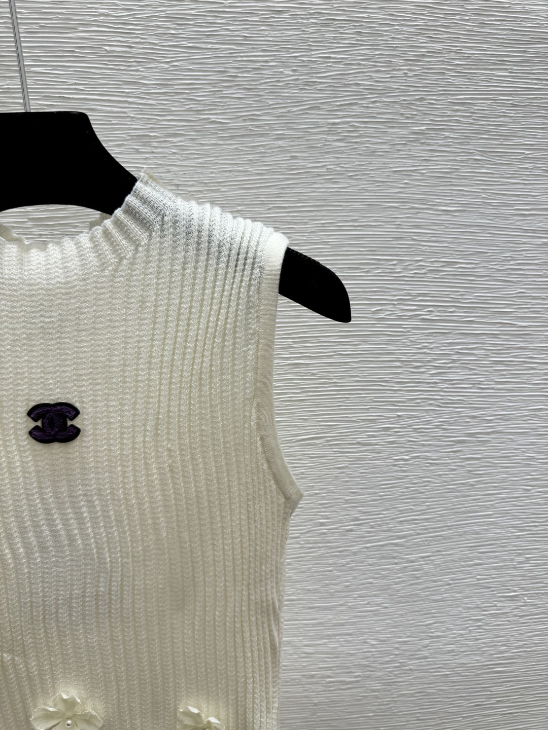 🆕CH家🆕 早春新款 纯色花卉高领针织背心颜色：白色 紫色尺码：36.38.40