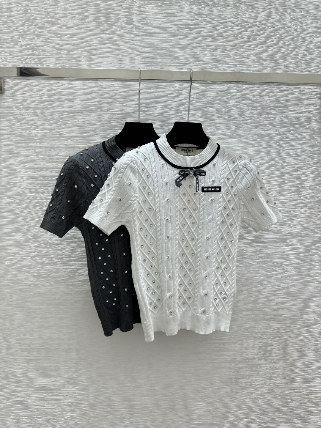 🆕M家🆕 早春新款 纯色钉珠圆领针织短袖颜色：白色 灰色尺码：36.38.40